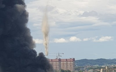 [속보] 고양 덕이동 폐차장서 큰 불…"검은 연기로 뒤덮여"