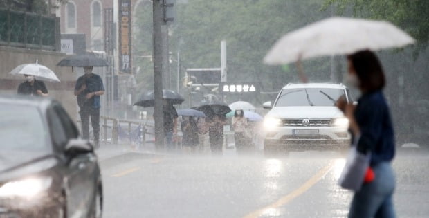 장맛비가 쏟아지는 29일 오전 중구 숭례문 인근 우산을 쓴 시민들. /사진=연합뉴스