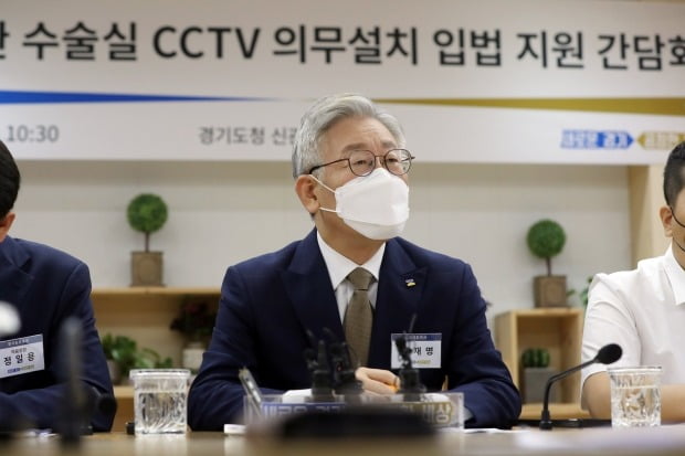 이재명 경기도지사가 29일 열린 의료기관 수술실 CCTV 의무 설치 관련 간담회에서 CCTV 설치 의무화의 중요성에 대해 발언하고 있다. /사진=연합뉴스