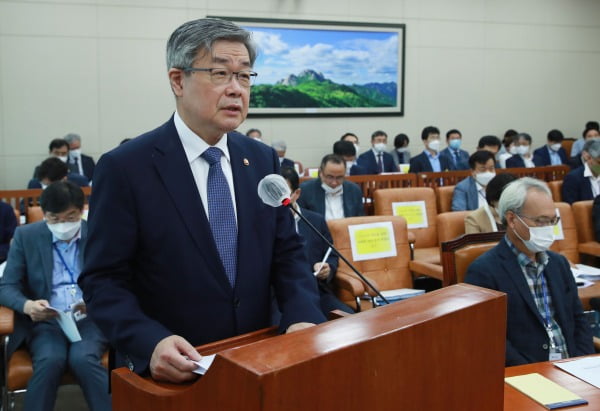  이재갑 고용노동부 장관이 29일 오전 서울 여의도 국회에서 열린 환경노동위원회 전체회의에서 참석해 업무보고를 하고 있다. 사진=연합뉴스