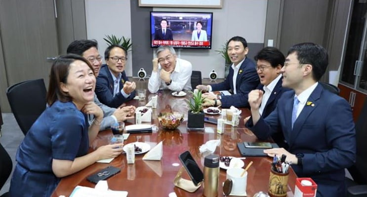 더불어민주당 황운하 의원이 자신의 지역구인 대전의 수해 소식이 보도되는 가운데 웃고 있는 사진이 공개돼 논란 됐다. 사진=최강욱 의원 페이스북 갈무리