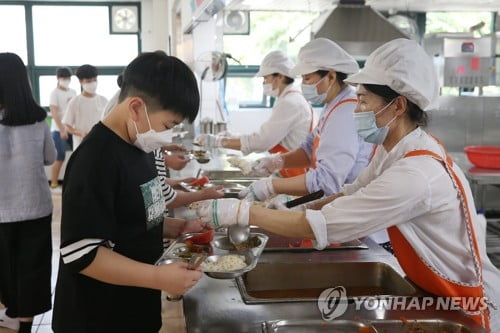 뷔페에서 이동할때 '마스크'…한접시에 담아 나눠먹기 자제