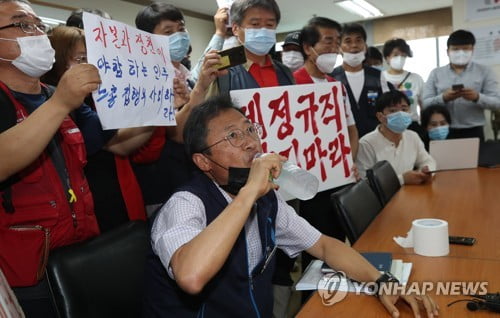 노사정 합의 저지 나선 민주노총 강경파…위원장 사실상 감금