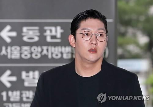 '故구하라 폭행·협박' 최종범 2심 징역 1년…법정구속