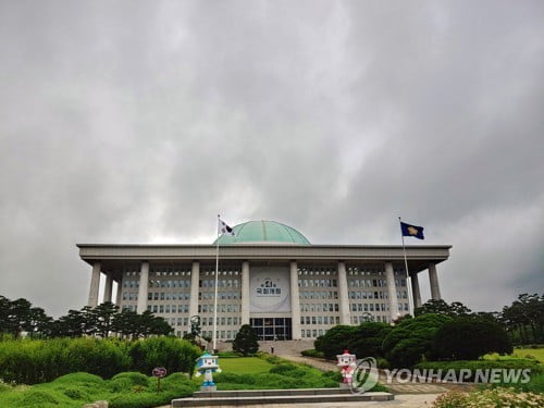 국회 개원 한달만에 정상화 수순…공수처 등 가시밭길 예고