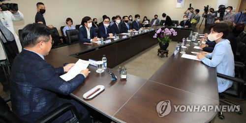 공수처준비단 찾은 민주 "통합당 출범의지 박약"