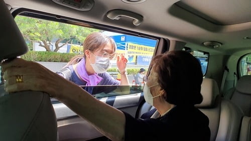 이용수 할머니, 일본대사관 앞 소녀상 깜짝 방문…대학생들 격려