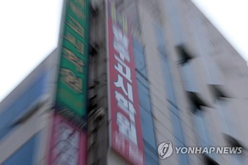 광주 고시학원 관련 확진자 또 추가…환경 검체 채취