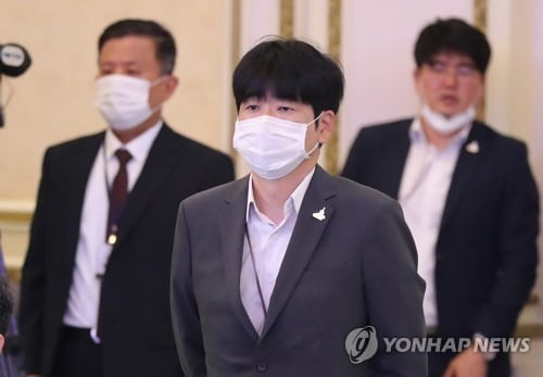 탁현민 측근에 일감 몰아주기 의혹…靑 "과장보도" 일축