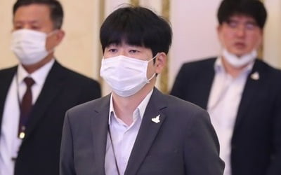 탁현민 측근에 일감 몰아주기 의혹…靑 "과장보도" 일축