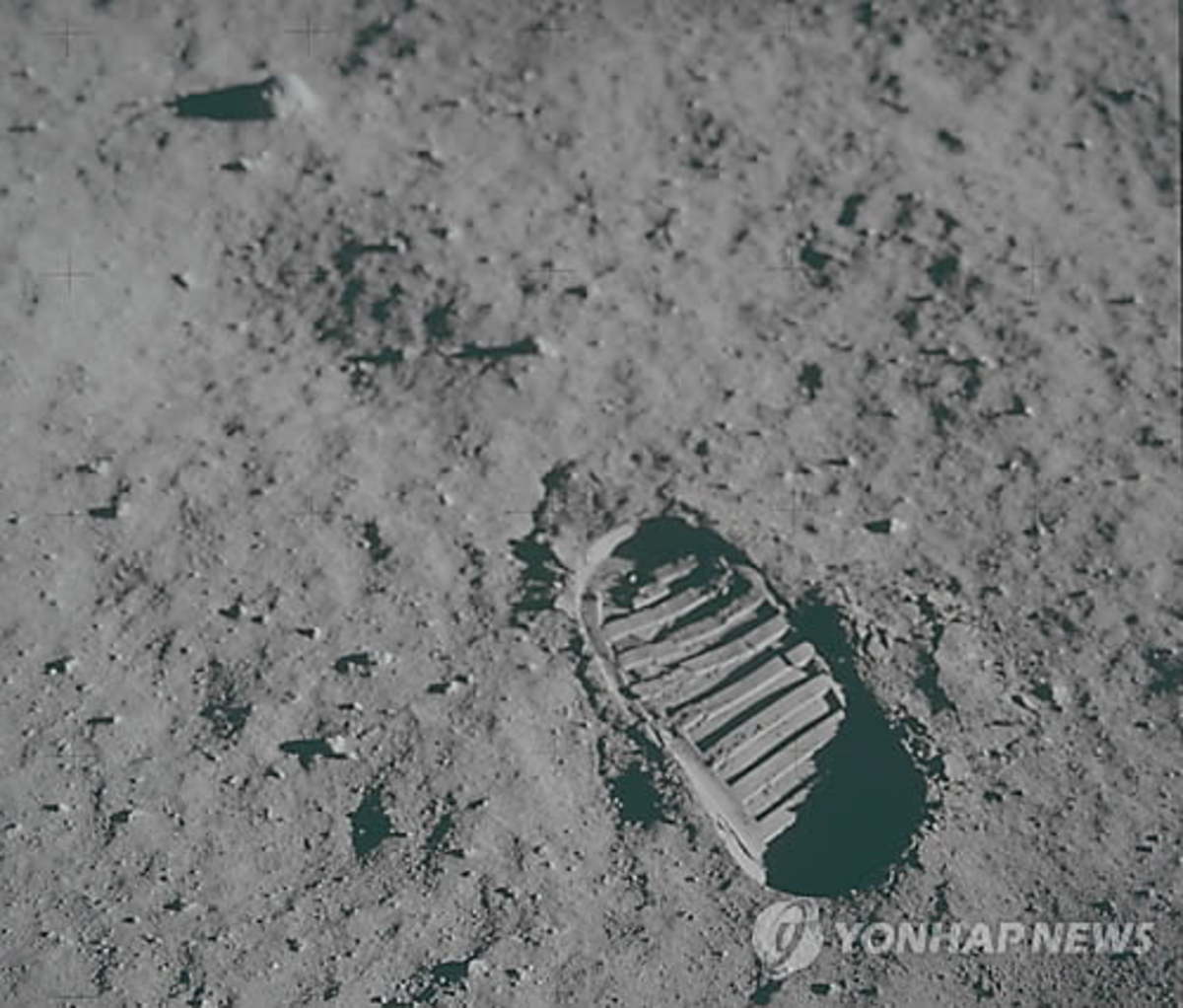 순간포착 달 표면에 남겨진 인류의 첫 발자국 | 한국경제