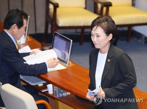 김현미 "집값 걱정에 죄송…자리 연연 안해"