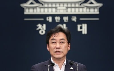 청와대, 대변인 공식 브리핑서 첫 '피해자' 표현