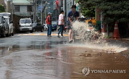 어제오늘 시간당 최대 90mm 폭우…내일부터 차츰 갤 듯