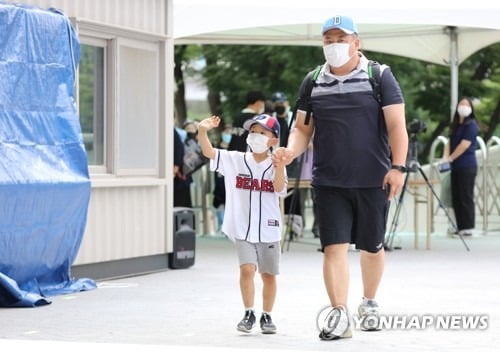 마스크 쓰고 야구장 찾은 팬들 "우리에겐 오늘이 개막날"