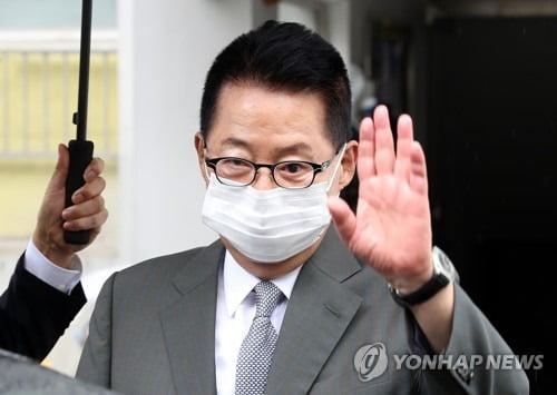 문대통령, 박지원 국정원장 임명…내일부터 임기