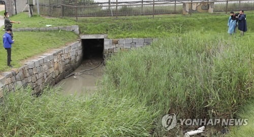 월북자, 배수로 철망 틈새로 탈출…장관은 "북한 보도로 인지"