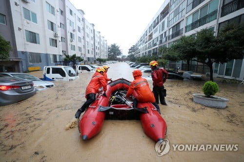 대전 20년 만의 기록적 폭우…물바다된 아파트서 보트 대피
