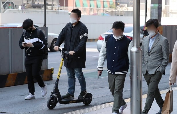 서울 강남역 인근에서 한 시민이 전동 킥보드를 이용하고 있다. 사진=뉴스1