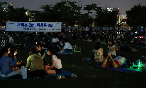 4일 저녁 서울 여의도 한강공원에서 시민들이 시원한 밤공기를 쐬고 있다. /사진=뉴스1