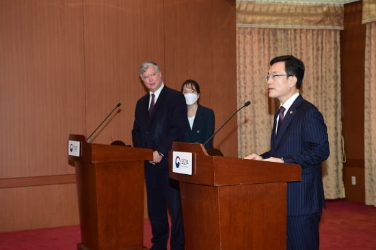 조세영 외교부 1차관과 스티븐 비건 미국 국무부 부장관 겸 대북특별대표가 8일 오전 서울 외교부 청사에서 제8차 한미 외교차관 전략회의를 마친 뒤 기자회견을 하고 있다.사진=뉴스1