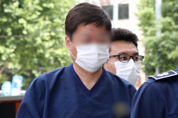 라임자산운용(라임) 사태' 핵심 인물 중 한 명인 코스닥 상장사 리드의 실사주 김정수 회장이 8일 오전 서울 양천구 서울남부지방법원에서 열린 영장실질심사에 출석하고 있다. 사진=뉴스1