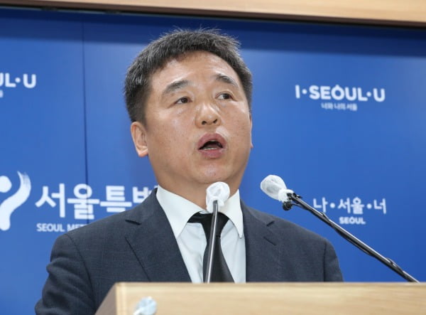 박원순 서울시장의 유고로 시장 권한을 대행하게 된 서정협 행정1부시장이 10일 오전 10일 오전 서울시청에서 시장 궐위에 따른 서울시 입장 발표 전 고개숙여 인사하고 있다/사진=뉴스1