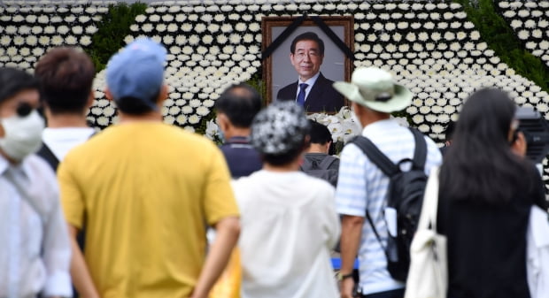 시민들이 지난 11일 서울 중구 태평로 시청 앞 서울광장에 마련된 고(故) 박원순 서울특별시장 분향소를 찾아 조문하고 있다. 사진=뉴스1