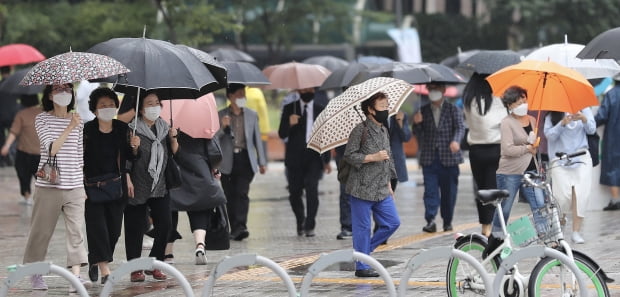 서울 광화문 세종대로사거리에서 우산을 쓴 시민들이 발걸음을 재촉하고 있다. 사진=뉴스1