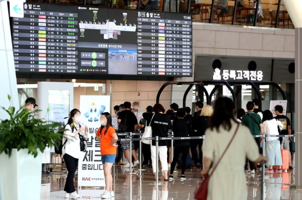  본격적인 무더위가 시작된 15일 김포공항 출국장에 제주행 여행객들이 줄지어 대기하고 있다. 사진=뉴스1