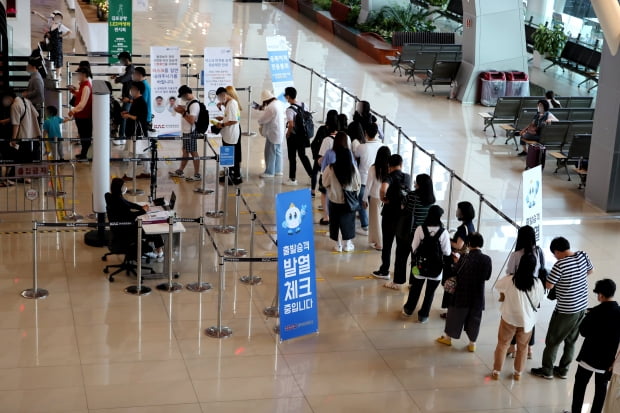 15일 김포공항 출국장에 제주행 여행객들이 줄지어 대기하고 있다. 사진=뉴스1