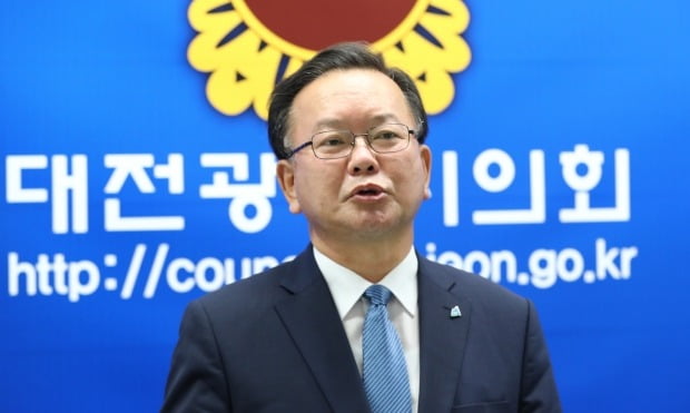 김부겸 더불어민주당 전 의원이 17일 오전 대전시의회 브리핑룸에서 기자들과 간담회를 갖고 있다./사진=뉴스1