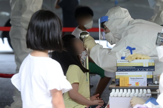 18일 오후 광주 서구 한 초등학교 이동선별진료소에서 이 학교 재학생들이 신종 코로나바이러스 감염증(코로나19) 검체를 채취하고 있다. 앞서 이날 오후 이 학교에 다니는 저학년·고학년 남매가 코로나19에 확진됐다. 사진=뉴스1