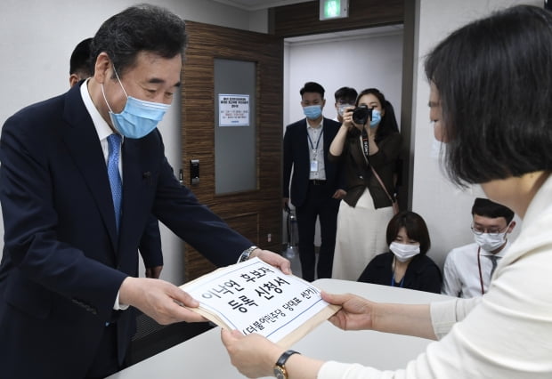 이낙연 더불어민주당 의원이 20일 서울 여의도 당사에서 제4차 정기전국대의원대회 당대표 후보자등록을 하고 있다. 사진=뉴스1