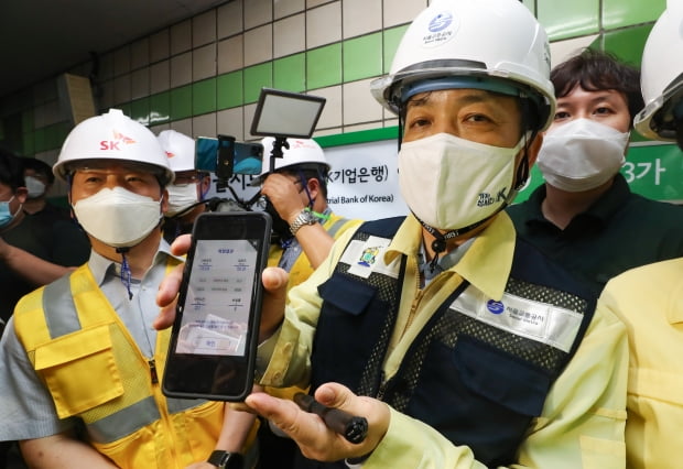 장석영 과학기술정보통신부 제2차관(오른쪽)이 23일 새벽 서울 을지로입구역 5세대 이동통신(5G) 공사 현장을 방문해 5G 다운로드 속도 측정 결과를 취재진에게 들어보이고 있다. 사진=뉴스1