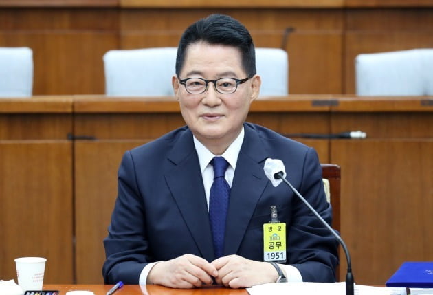 박지원 국가정보원장 후보자는 27일 성폭행 혐의를 받는 20대 북한 이탈 주민(탈북민)이 최근 월북한 데 대해 "정부가 제대로 하지 못했다는 것을 인정한다"고 말했다. 사진=뉴스1