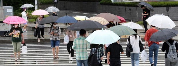 전국에 장맛비가 내린 지난 27일 서울 중구 동대문역사문화공원역 앞에서 시민들이 발걸음을 옮기고 있다. 사진=뉴스1