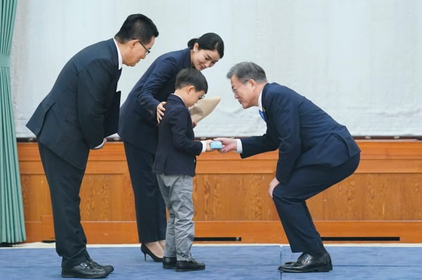 문재인 대통령이 29일 청와대 본관에서 박지원 신임 국가정보원장에게 임명장을 수여한 후 박 원장의 손자에게 기념품을 전달하고 있다. 사진=뉴스1