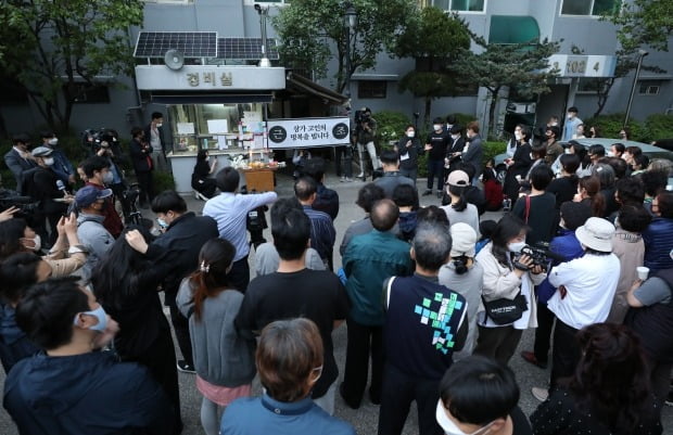 지난달 11일 오후 해당 아파트 경비실 앞에 차려진 분향소에서 주민들이 촛불집회를 하며 애도하는 모습 [사진=뉴스1]