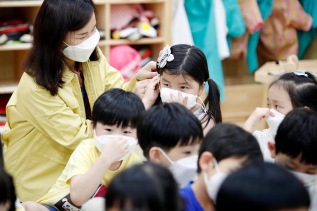  26일 오전 광주 북구청 직장어린이집에서 구청 보육지원팀 직원들이 아이들을 대상으로 코로나19 등 감염병 예방을 위해 마스크 쓰는 법을 알려주고 있다. 2020.6.26. 사진은 기사 내용과 직접적인 연관 없음. [사진=광주 북구청 제공]