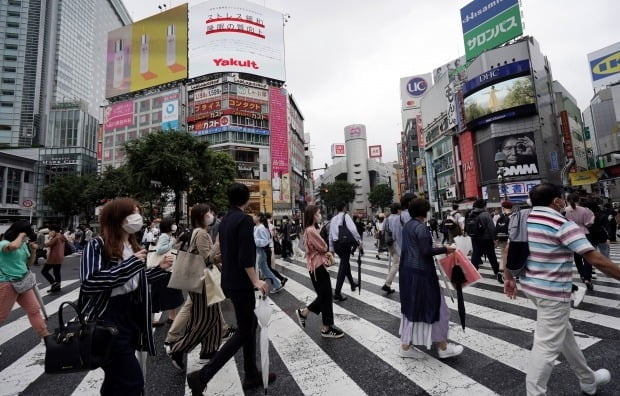 일본 도쿄 시부야에서 마스크를 쓴 행인들이 횡단보도를 건너고 있다./ 사진=AP 연합뉴스