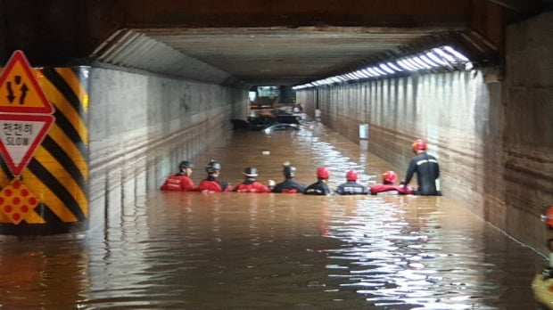 지난달 24일 119 구조대원들이 지하차도 물에 잠긴 부산역 인근 초량 제1지하차도 배수작업과 구조작업에 들어간 모습. 사진=뉴스1