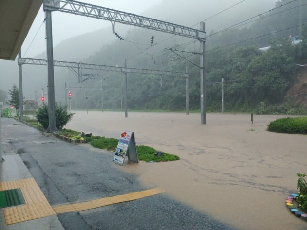 2일 오전 집중호우로 충북선 삼탄역 철도가 물에 잠겨 있다. 집중호우로 충북선과 태백선 철도 전 구간 열차 운행이 중단됐다. 2020.8.2 [코레일 충북본부 제공]