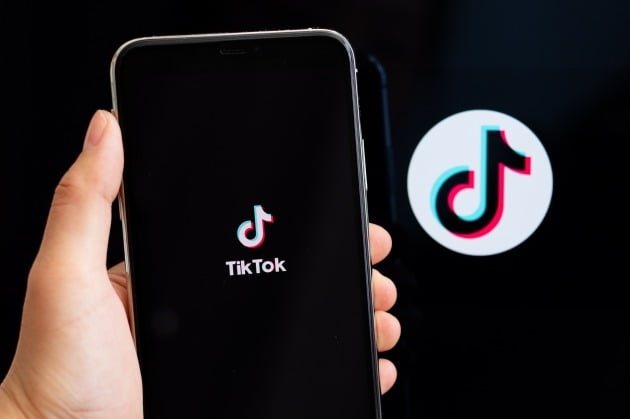 미국이 중국 동영상 공유 소셜미디어 '틱톡'(TikTok)의 미국 내 사용을 금지하겠다고 예고한 상황에서 틱톡 측이 미국 내 사업을 완전히 매각하기로 했다고 로이터 통신이 1일(현지시간) 보도했다. [사진=EPA 연합뉴스]