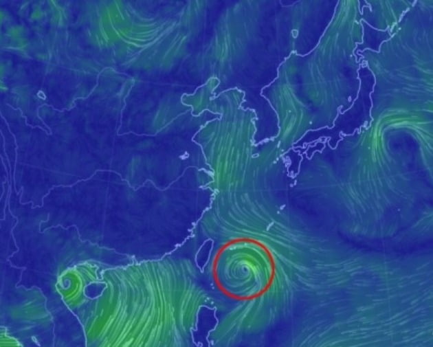 세계 기상 정보 비주얼 맵인 어스널스쿨에 나타난 태풍 '하구핏'(빨간원안). [사진=어스널스쿨 캡]