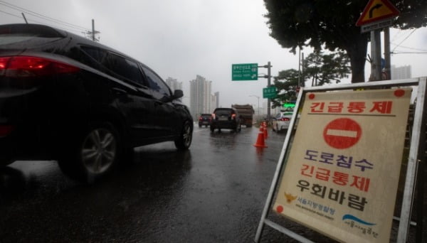 주말부터 계속되고 있는 수도권 집중호우 여파로 한강 수위가 상승한 3일 오전 서울 중랑구 중랑교 일대 동부간선도로 진입로가 통제되고 있다. /사진=뉴스1