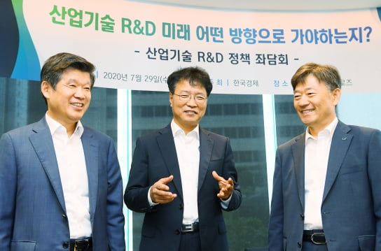 지난 29일 서울 소공동 웨스틴조선호텔에서 열린 '산업기술 연구개발(R&D) 정책 좌담회'에서 나경환 산업통상자원R&D전략기획단장(왼쪽부터), 김용래 산업통상자원부 산업혁신성장실장, 이학성 LS일렉트릭 전력시험기술원장이 국내 산업기술 R&D 발전 방향에 대해 이야기를 나누고 있다.  강은구기자 egkang@hankyung.com