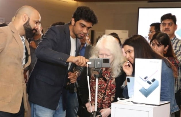 지난 2월 24일(현지시간) 인도 구루그람에서 진행된 '갤럭시 S20' 런칭 행사에서 제품을 체험하는 인도인 [사진=삼성전자 제공]