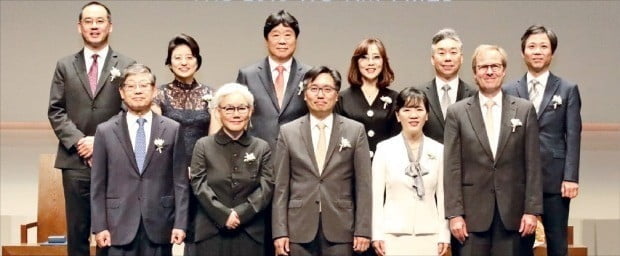 < 2019 삼성 '호암상' 주인공들 > 앞줄 왼쪽부터 김황식 호암재단 이사장, 이불 현대미술작가(예술상), 마빈 천 미국 예일대 석좌교수(과학상) 부부, 올로브 아멜린 스웨덴 노벨상박물관 부회장. 뒷줄 왼쪽부터 앤드루 강 미국 UC샌디에이고 교수(공학상) 부부, 오우택 KIST(한국과학기술연구원) 소장(의학상) 부부, 박희철 사단법인 러브아시아 이사장, 김봉구 러브아시아 대전이주외국인종합복지관 관장(사회봉사상). /호암재단 제공