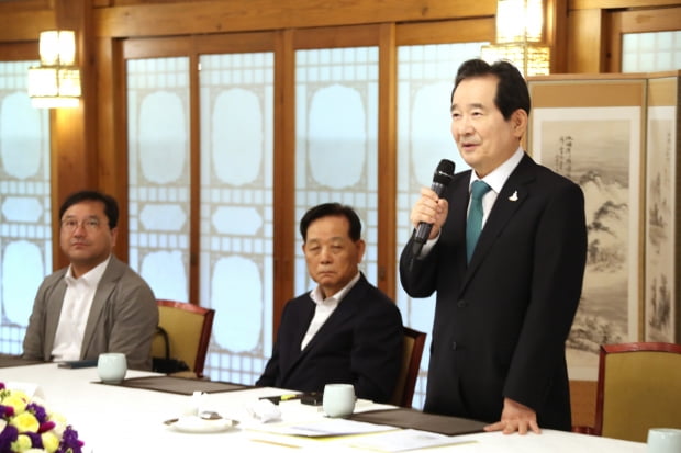 정세균 국무총리가 4일 서울 삼청동 총리공관에서 연 공적 마스크 생산업체 등 관계자들과의 오찬에서 인사말을 하고 있다. /연합뉴스